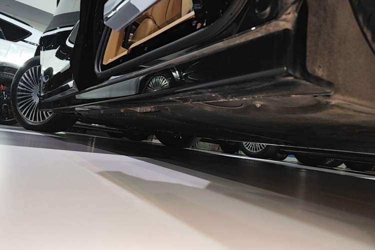 Used VOYAH Dream 2025 PHEV Four-Wheel-Drive Flagship Kunpeng Edition Left Side Sill