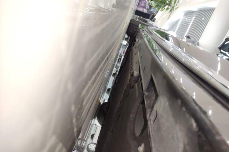 Used VOYAH Dream 2025 PHEV Four-Wheel-Drive Flagship Version – Qiankun Edition Left Side Sill