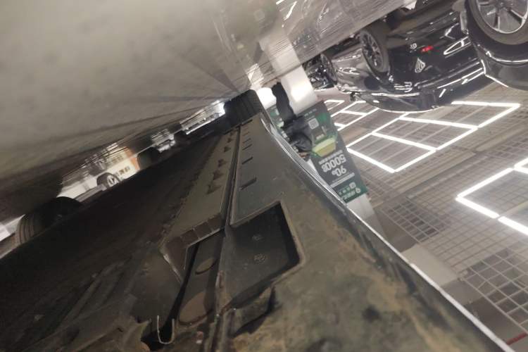 Used VOYAH Dream 2025 EV Four-Wheel Drive Flagship Kunpeng Edition Left Side Sill