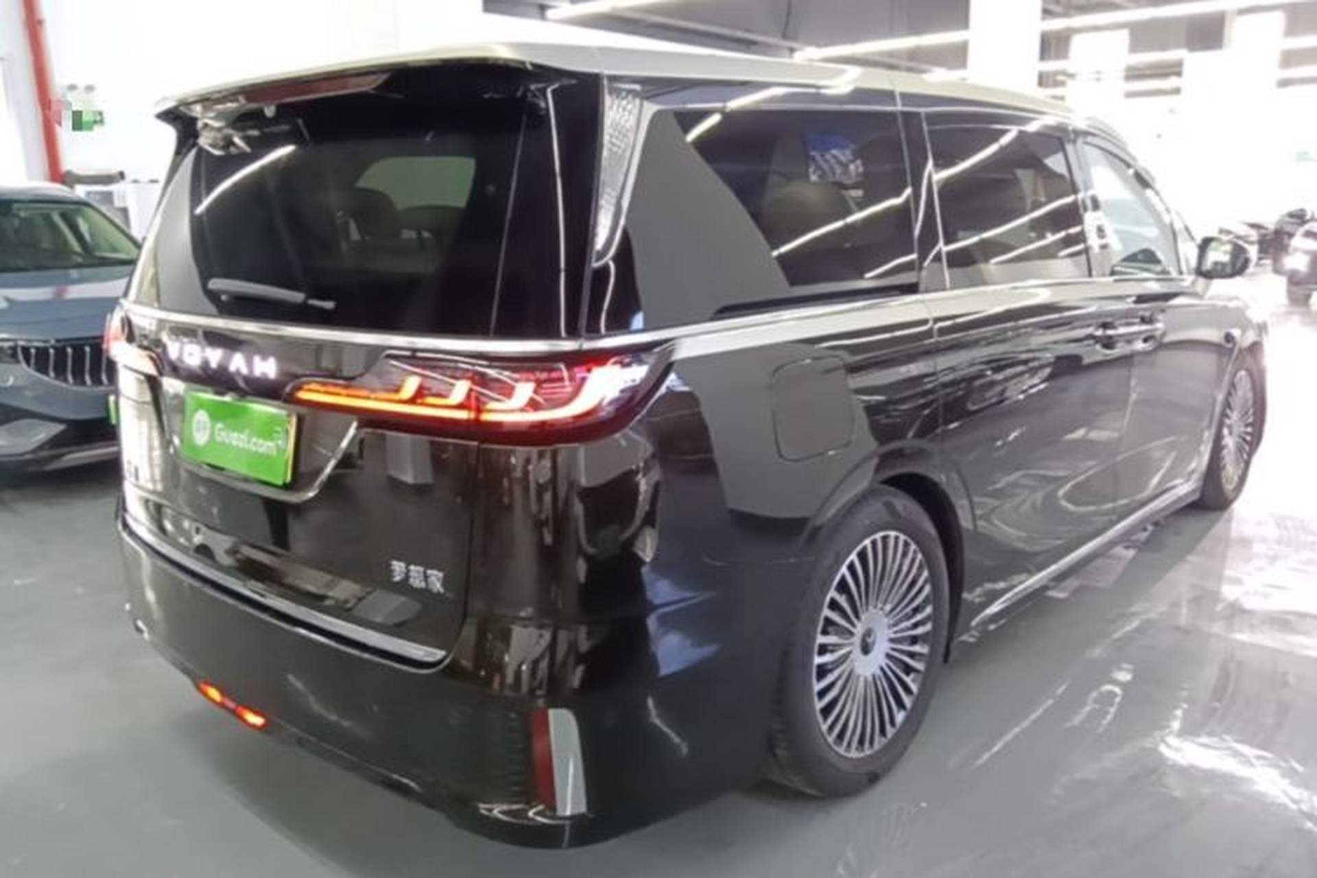 Used VOYAH Dream 2025 PHEV Four-Wheel-Drive Flagship Version – Qiankun Edition Rear Right 45 Deg