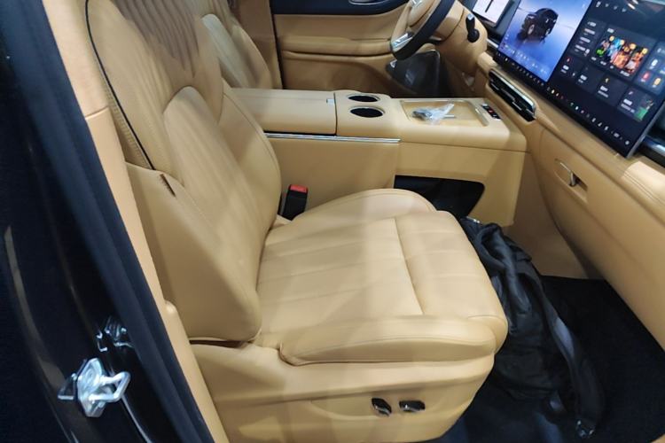 Used VOYAH Dream 2025 PHEV Four-Wheel-Drive Flagship Kunpeng Edition Right Front Seat
