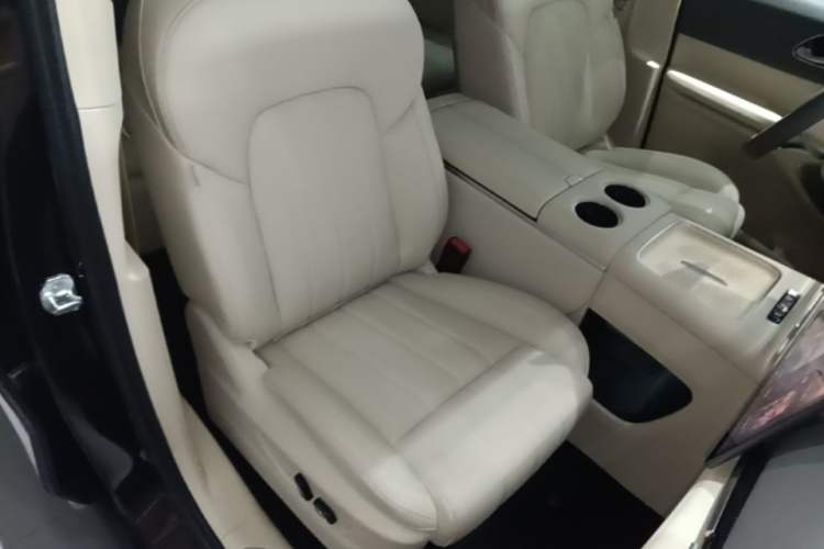 Used VOYAH Dream 2025 PHEV Four-Wheel Drive Prestige Kunpeng Edition Right Front Seat
