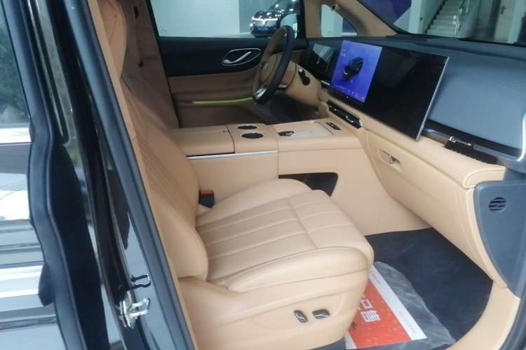 Used VOYAH Dream 2025 PHEV Four-Wheel-Drive Flagship Kunpeng Edition Right Front Seat