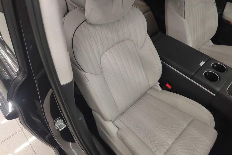 Used VOYAH Dream 2025 EV Four-Wheel Drive Flagship Kunpeng Edition Right Front Seat