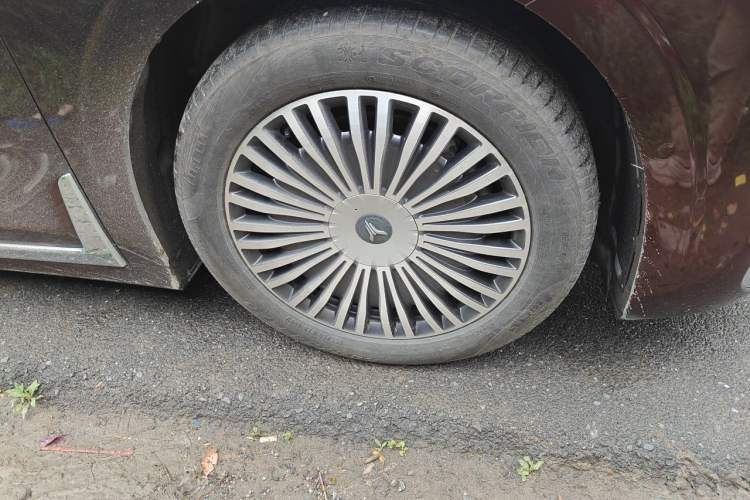 Used VOYAH Dream 2025 PHEV Four-Wheel Drive Prestige Kunpeng Edition Right Front Wheel Hub