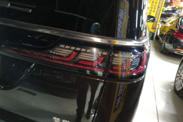 Used VOYAH Dream 2025 PHEV Four-Wheel-Drive Flagship Kunpeng Edition Right Rear Taillight