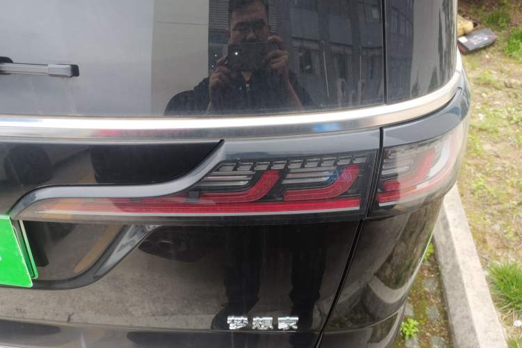 Used VOYAH Dream 2025 PHEV Four-Wheel-Drive Flagship Version – Qiankun Edition Right Rear Taillight