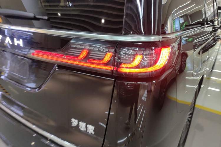 Used VOYAH Dream 2025 PHEV Four-Wheel-Drive Flagship Version – Qiankun Edition Right Rear Taillight