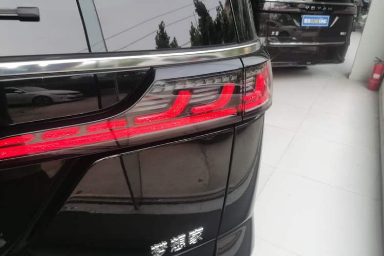 Used VOYAH Dream 2025 PHEV Four-Wheel-Drive Flagship Kunpeng Edition Right Rear Taillight