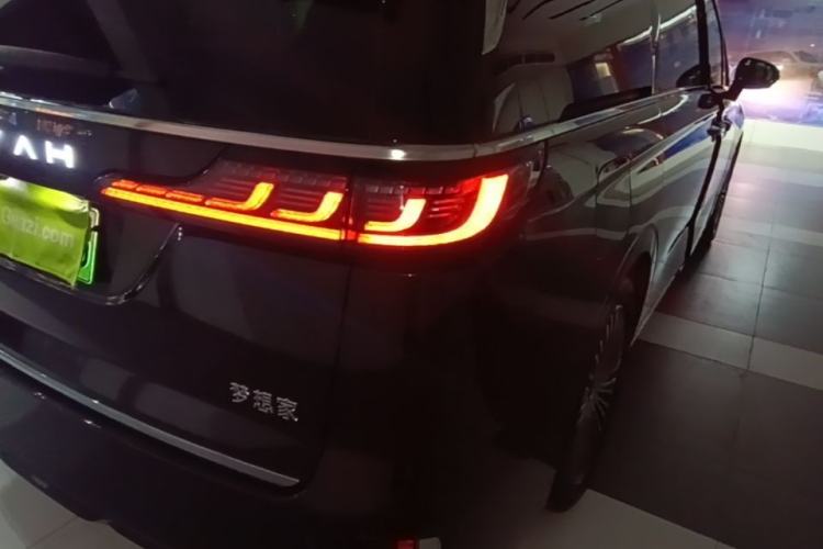 Used VOYAH Dream 2025 PHEV Four-Wheel-Drive Flagship Kunpeng Edition Right Rear Taillight