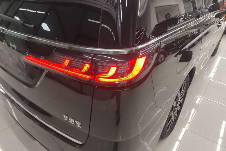 Used VOYAH Dream 2025 EV Four-Wheel Drive Flagship Kunpeng Edition Right Rear Taillight
