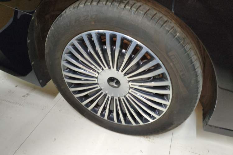 Used VOYAH Dream 2025 PHEV Four-Wheel-Drive Flagship Kunpeng Edition Right Rear Wheel Hub