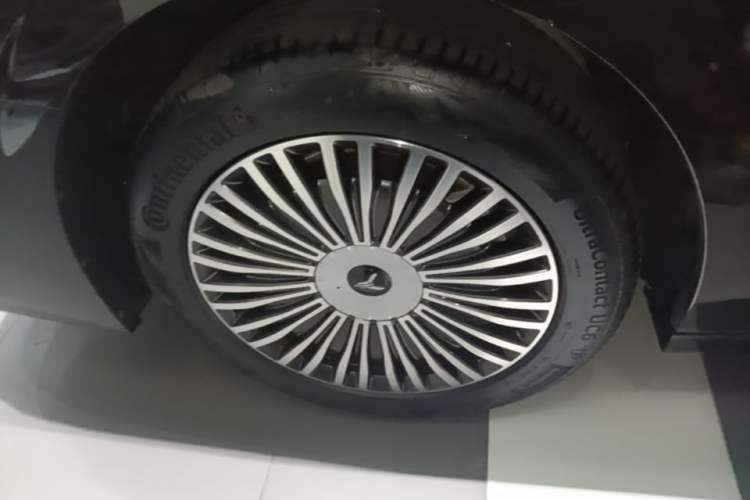 Used VOYAH Dream 2025 PHEV Four-Wheel Drive Prestige Kunpeng Edition Right Rear Wheel Hub