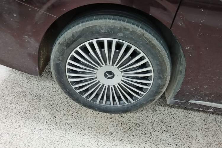 Used VOYAH Dream 2025 PHEV Four-Wheel Drive Prestige Kunpeng Edition Right Rear Wheel Hub