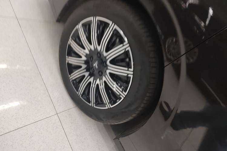 Used VOYAH Dream 2025 EV Four-Wheel Drive Flagship Kunpeng Edition Right Rear Wheel Hub