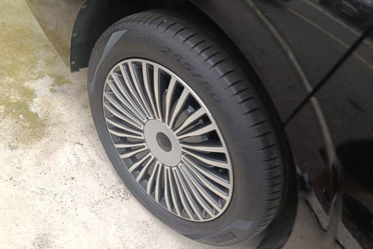 Used VOYAH Dream 2025 PHEV Four-Wheel-Drive Flagship Kunpeng Edition Right Rear Wheel Hub