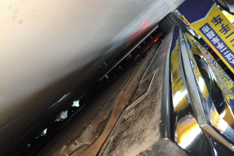 Used VOYAH Dream 2025 PHEV Four-Wheel-Drive Flagship Kunpeng Edition Right Side Sill