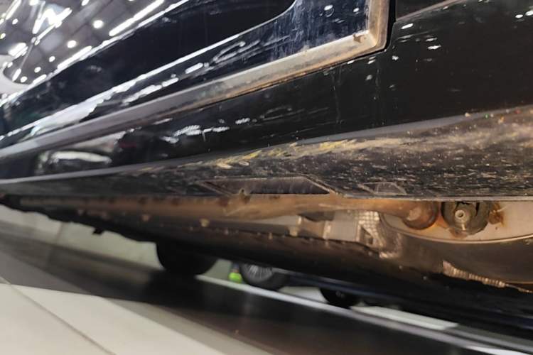 Used VOYAH Dream 2025 PHEV Four-Wheel-Drive Flagship Kunpeng Edition Right Side Sill