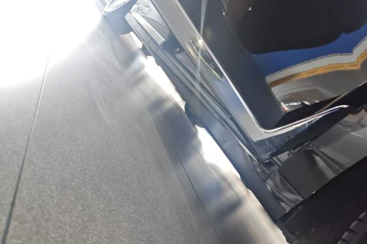 Used VOYAH Dream 2025 PHEV Four-Wheel-Drive Flagship Kunpeng Edition Right Side Sill
