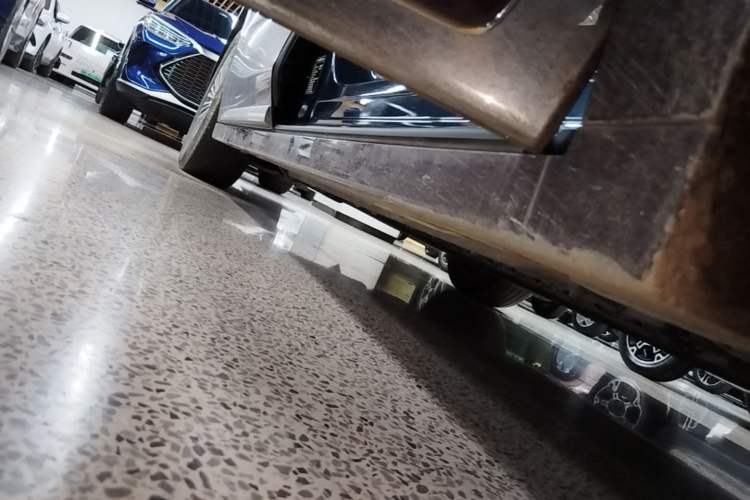 Used VOYAH Dream 2025 PHEV Four-Wheel Drive Prestige Kunpeng Edition Right Side Sill