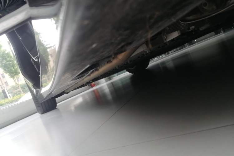 Used VOYAH Dream 2025 PHEV Four-Wheel-Drive Flagship Kunpeng Edition Right Side Sill