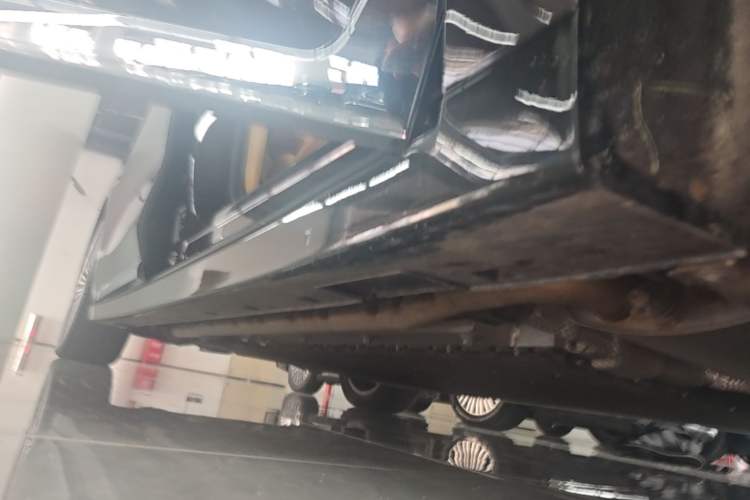 Used VOYAH Dream 2025 PHEV Four-Wheel-Drive Flagship Kunpeng Edition Right Side Sill