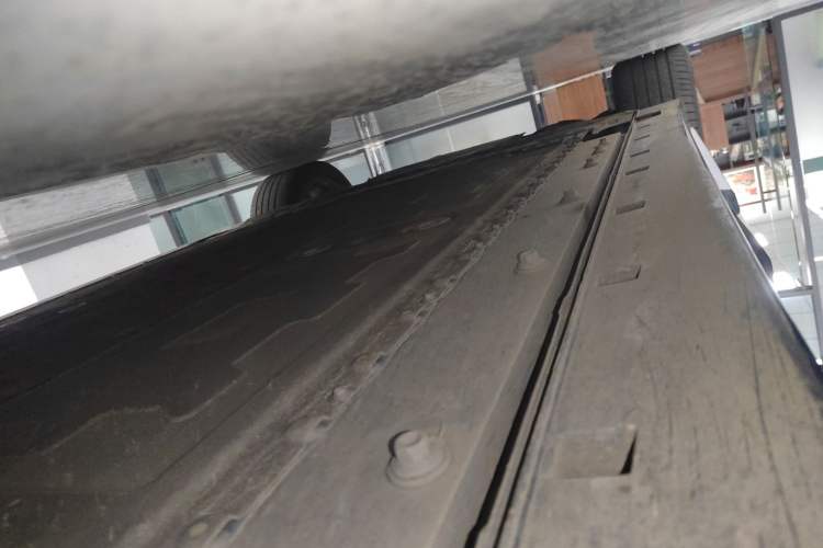Used VOYAH Dream 2025 EV Four-Wheel Drive Flagship Kunpeng Edition Right Side Sill