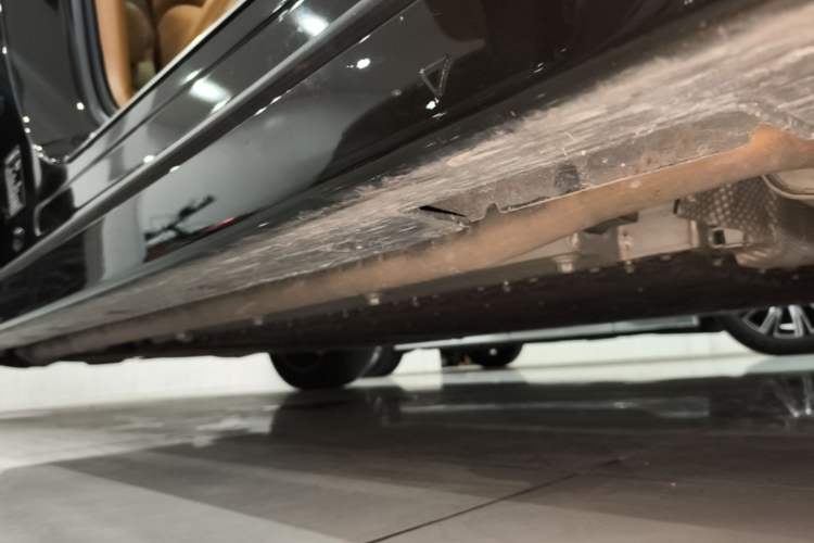 Used VOYAH Dream 2025 PHEV Four-Wheel Drive Prestige Qiankun Edition Right Side Sill