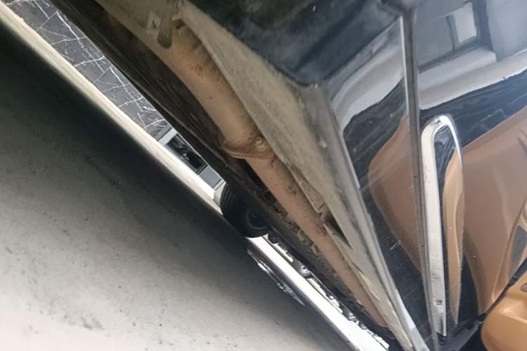 Used VOYAH Dream 2025 PHEV Four-Wheel-Drive Flagship Kunpeng Edition Right Side Sill