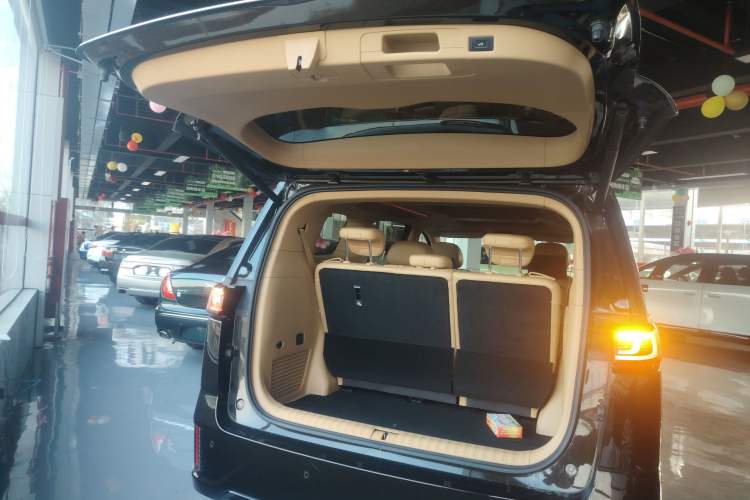 Used VOYAH Dream 2025 PHEV Four-Wheel-Drive Flagship Kunpeng Edition Trunk