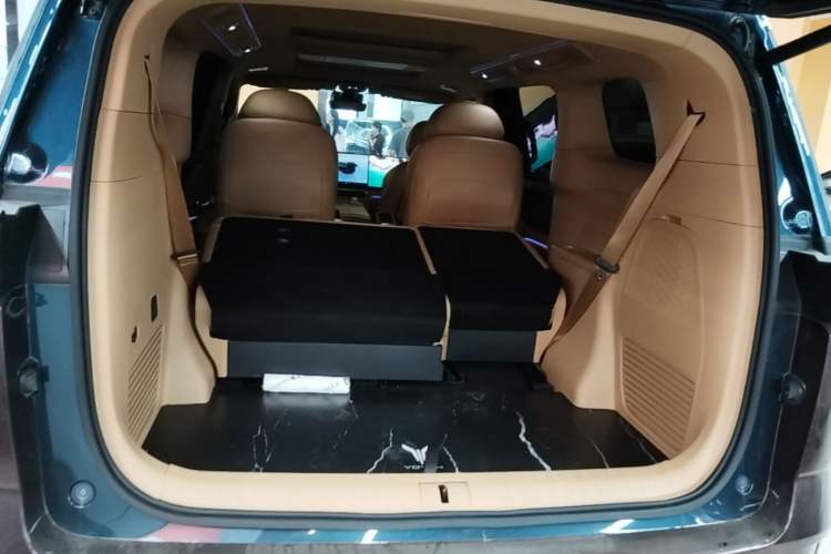 Used VOYAH Dream 2025 PHEV Four-Wheel Drive Prestige Kunpeng Edition Trunk