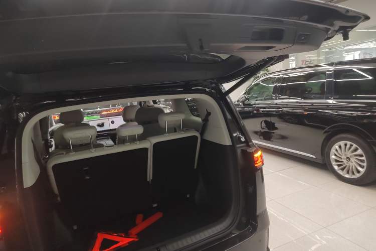 Used VOYAH Dream 2025 EV Four-Wheel Drive Flagship Kunpeng Edition Trunk