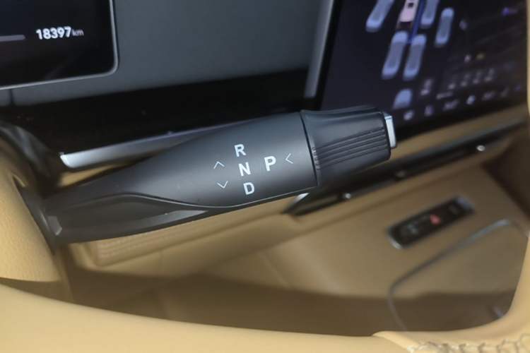 Used VOYAH Dream 2025 PHEV Four-Wheel-Drive Flagship Version – Qiankun Edition Gear Lever