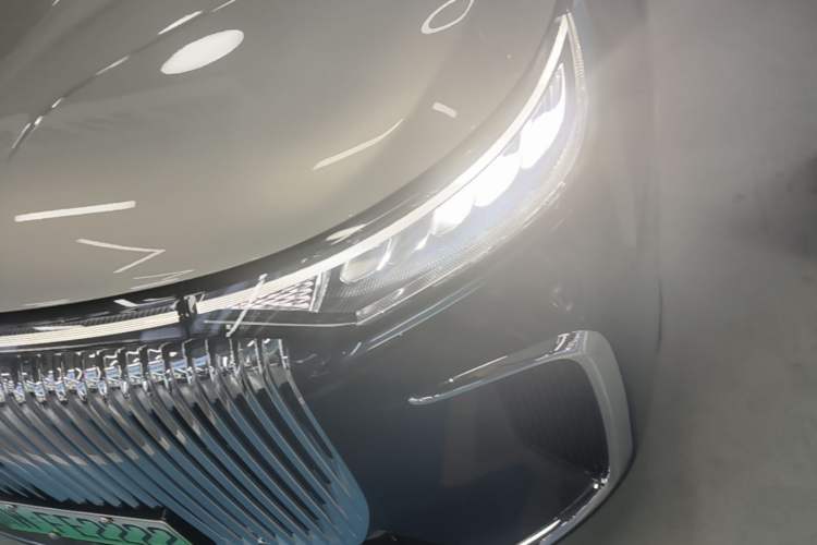Used VOYAH Dream 2025 PHEV Four-Wheel-Drive Flagship Version – Qiankun Edition Left Front Headlight