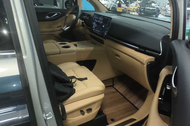 Used VOYAH Dream 2025 PHEV Four-Wheel-Drive Flagship Version – Qiankun Edition Right Front Seat