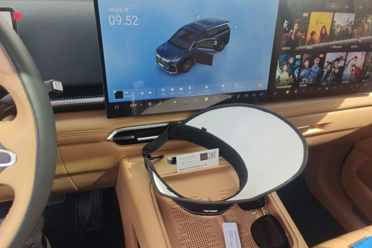 Used VOYAH Dream 2025 PHEV Four-Wheel Drive Excellence Kunpeng Edition Audio And AC Panel