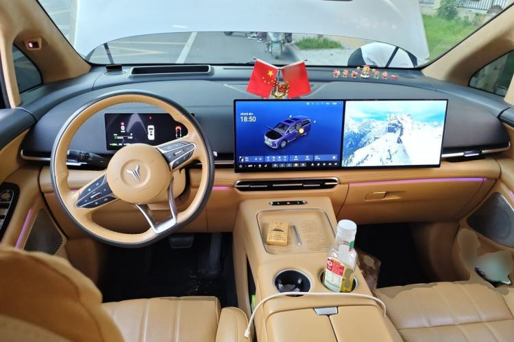 Used VOYAH Dream 2025 PHEV Four-Wheel-Drive Flagship Kunpeng Edition Center Console