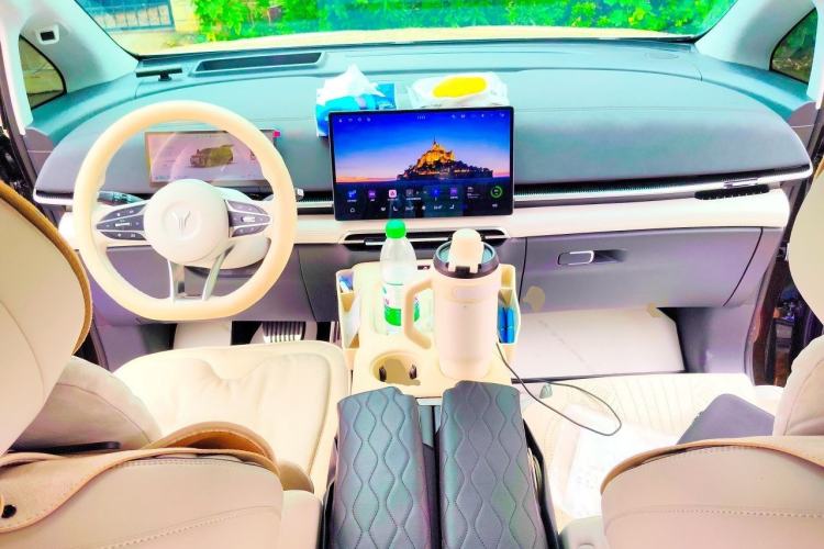 Used VOYAH Dream 2025 PHEV Four-Wheel-Drive Flagship Version – Qiankun Edition Center Console