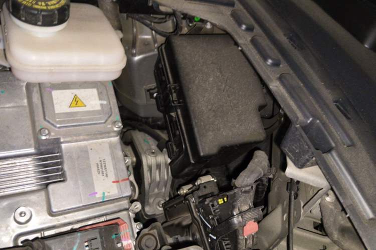 Used VOYAH Dream 2025 PHEV Four-Wheel-Drive Flagship Version – Qiankun Edition Engine Bay Left