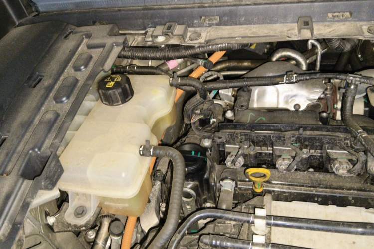 Used VOYAH Dream 2025 PHEV Four-Wheel-Drive Flagship Version – Qiankun Edition Engine Bay Right