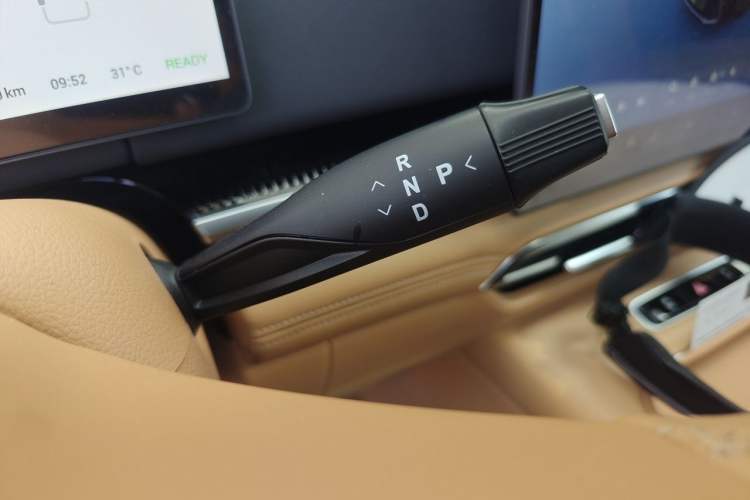 Used VOYAH Dream 2025 PHEV Four-Wheel Drive Excellence Kunpeng Edition Gear Lever