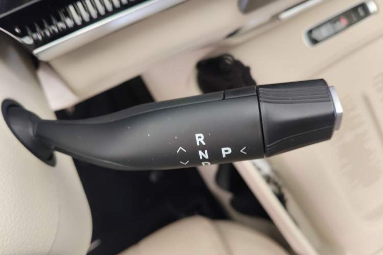 Used VOYAH Dream 2025 PHEV Four-Wheel-Drive Flagship Version – Qiankun Edition Gear Lever