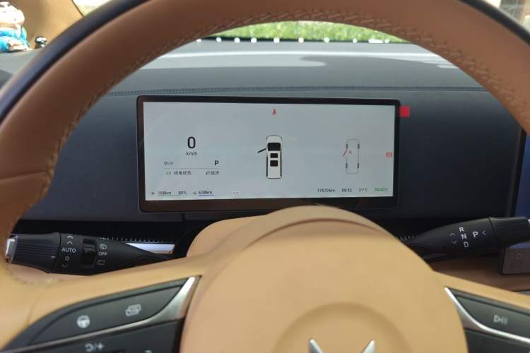 Used VOYAH Dream 2025 PHEV Four-Wheel Drive Excellence Kunpeng Edition Instrument Cluster
