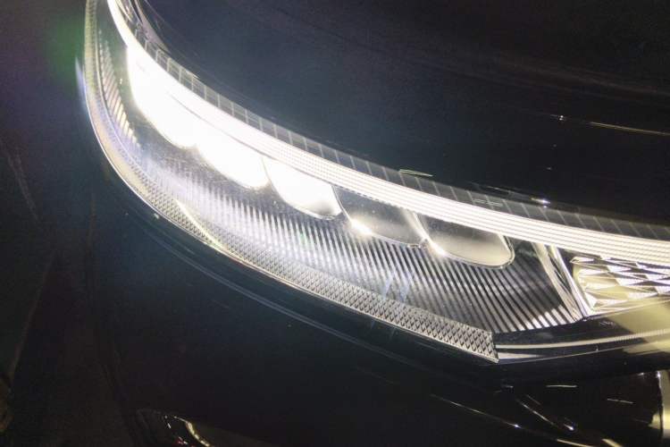 Used VOYAH Dream 2025 PHEV Four-Wheel-Drive Flagship Version – Qiankun Edition Right Front Headlight