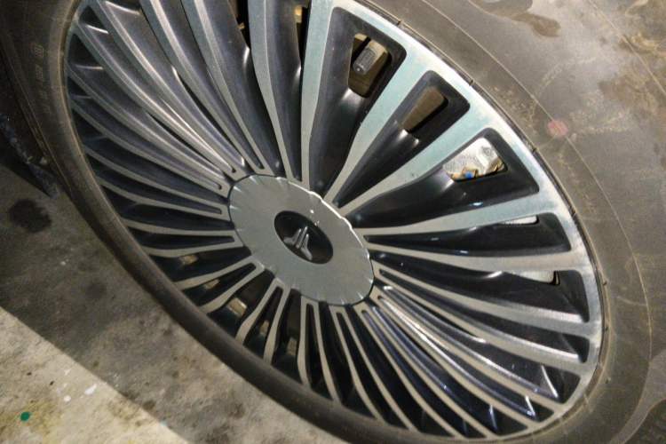 Used VOYAH Dream 2025 PHEV Four-Wheel-Drive Flagship Version – Qiankun Edition Right Front Wheel Hub