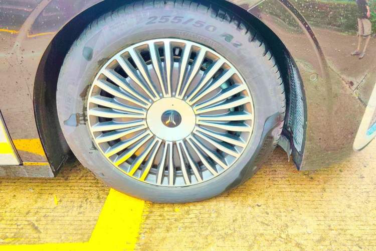 Used VOYAH Dream 2025 PHEV Four-Wheel-Drive Flagship Version – Qiankun Edition Right Front Wheel Hub