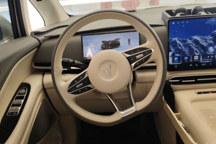 Used VOYAH Dream 2025 PHEV Four-Wheel-Drive Flagship Version – Qiankun Edition Steering Wheel