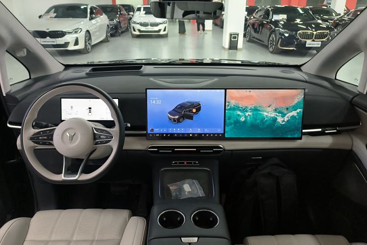 Used VOYAH Dream 2025 PHEV Four-Wheel-Drive Flagship Kunpeng Edition Center Console