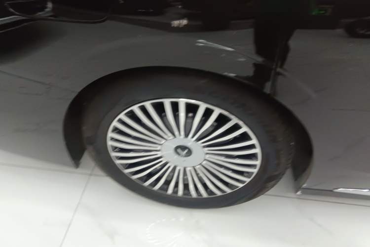 Used VOYAH Dream 2025 PHEV Four-Wheel-Drive Flagship Version – Qiankun Edition Exterior 2