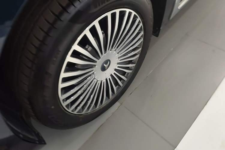Used VOYAH Dream 2025 PHEV Four-Wheel-Drive Flagship Version – Qiankun Edition Exterior 4